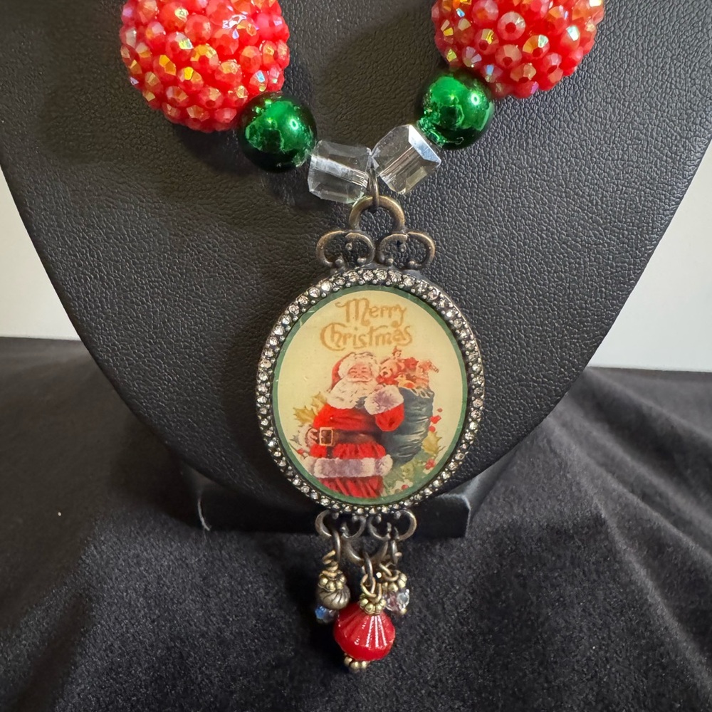Festive Red and Green Beaded Christmas Necklace - Picture 2 of 2